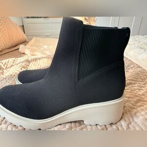 Vivaia Round-Toe Chunky Platform Travel Boots (Everly)